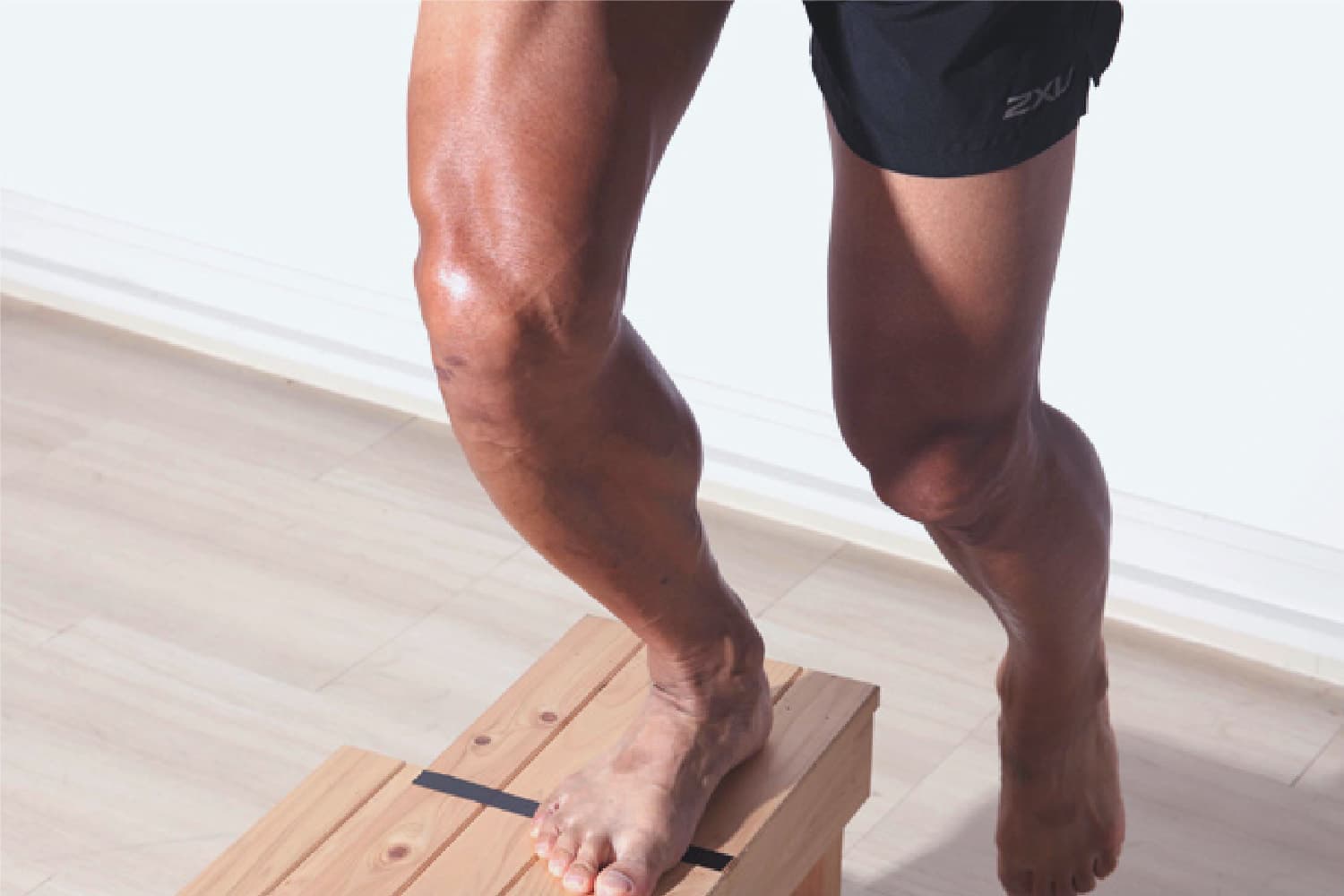 台の上に乗る男性