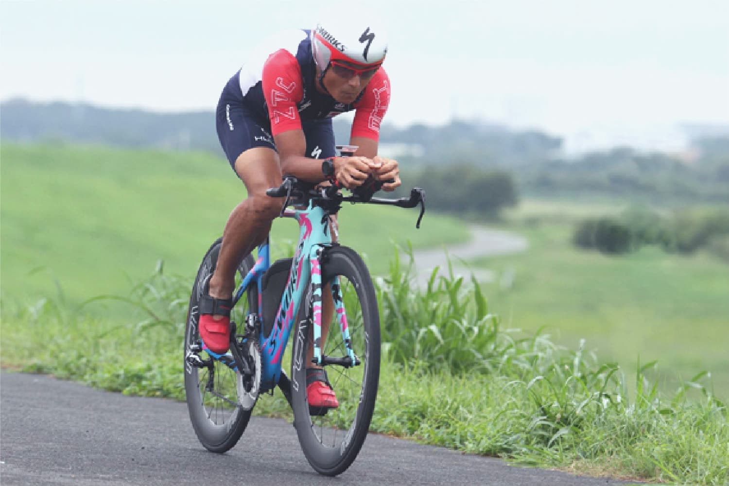 ロードバイクに乗る男性