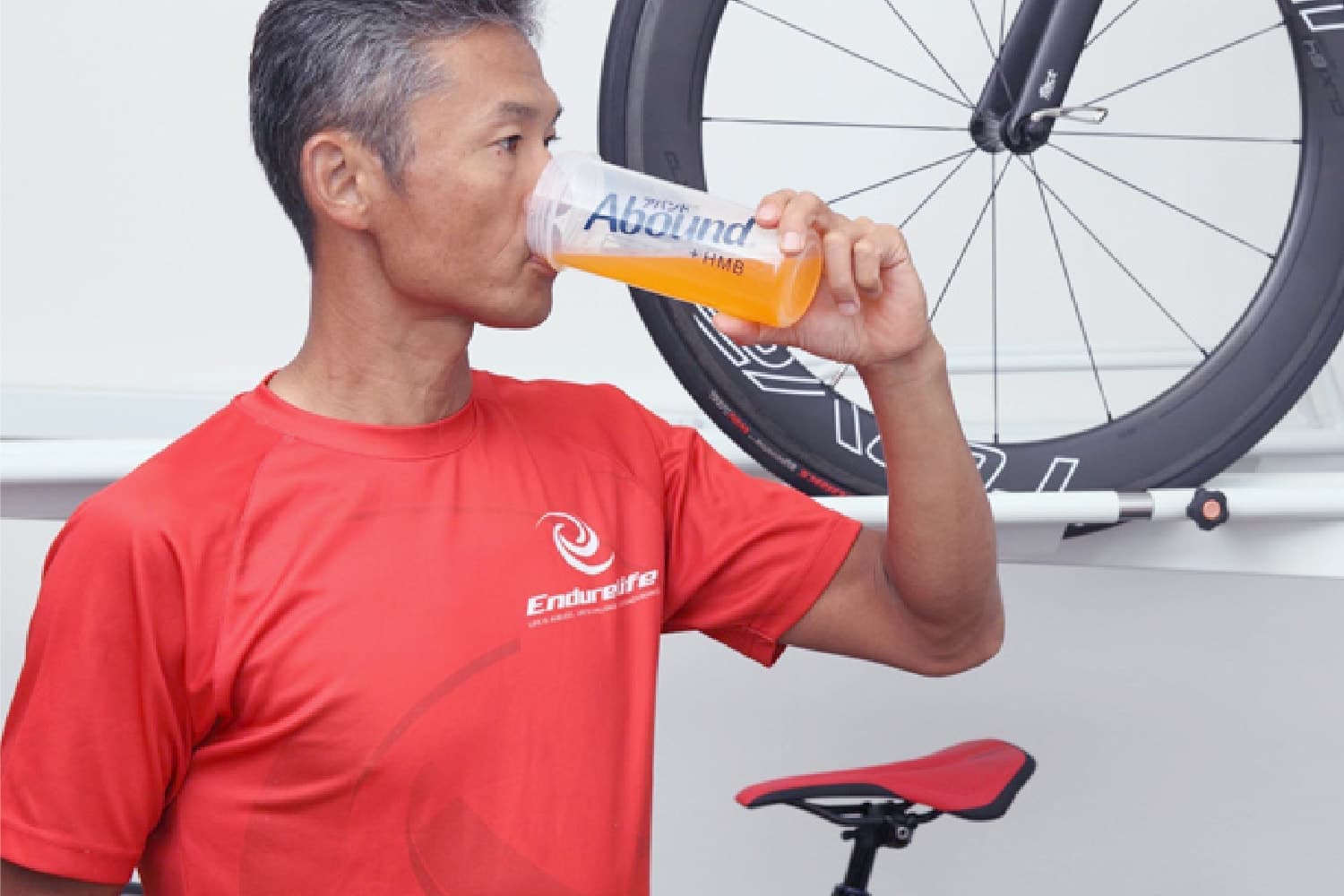 アバンドを飲む男性