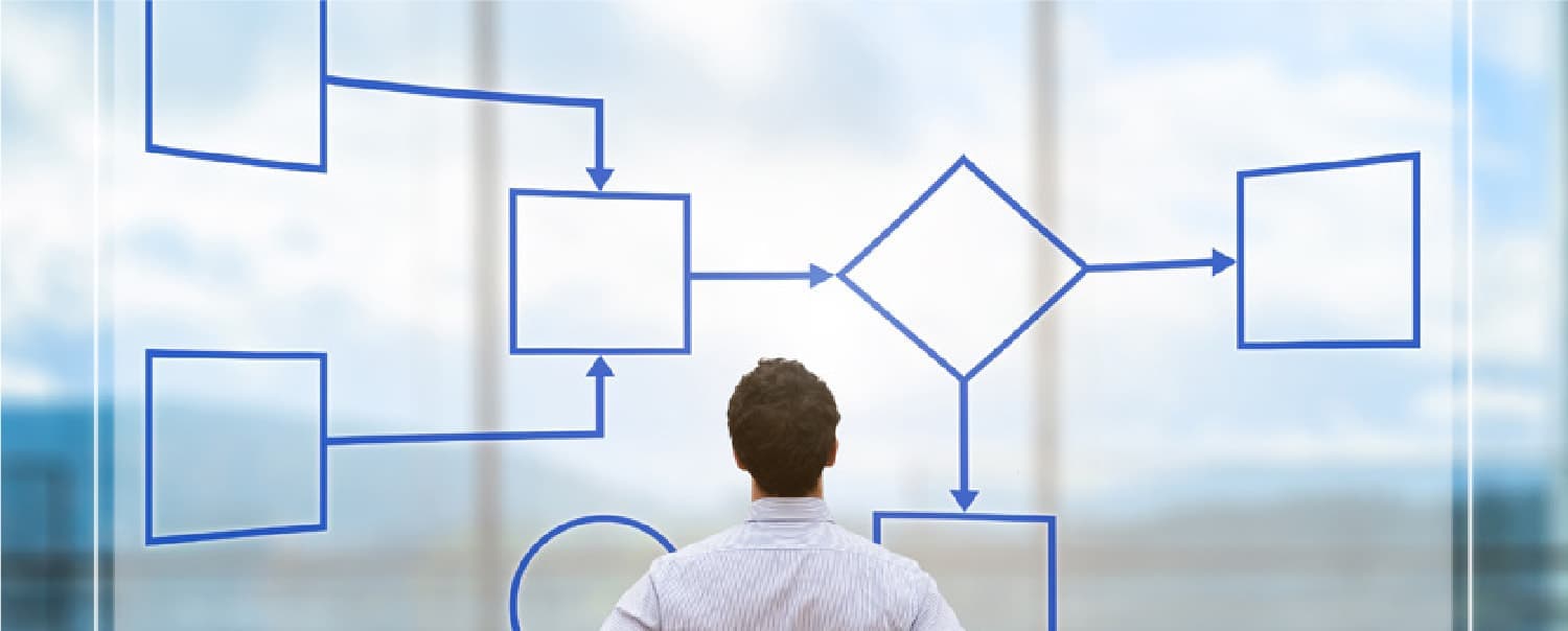 フローチャートを見つめる男性