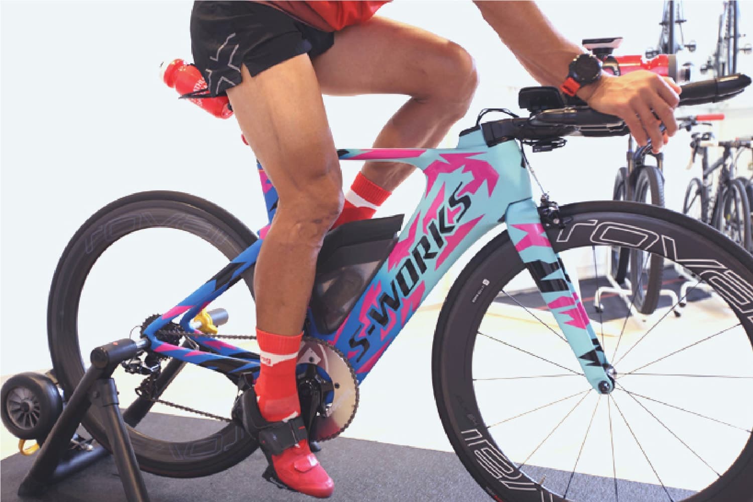 ロードバイクに乗る男性