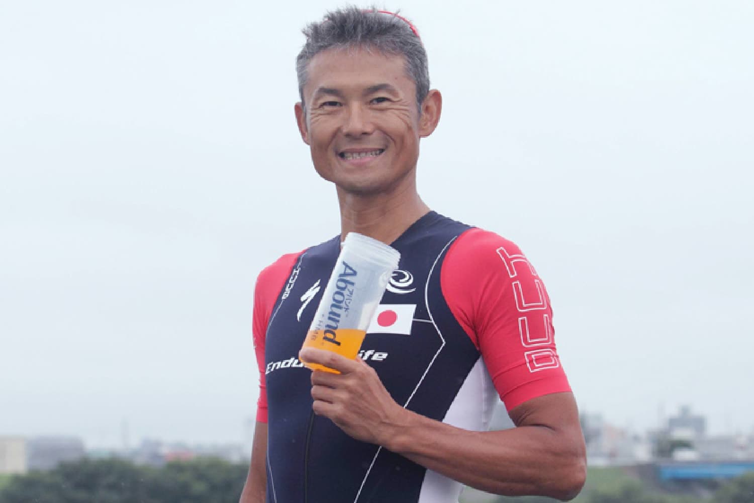 アバンドを手にポーズをとる男性