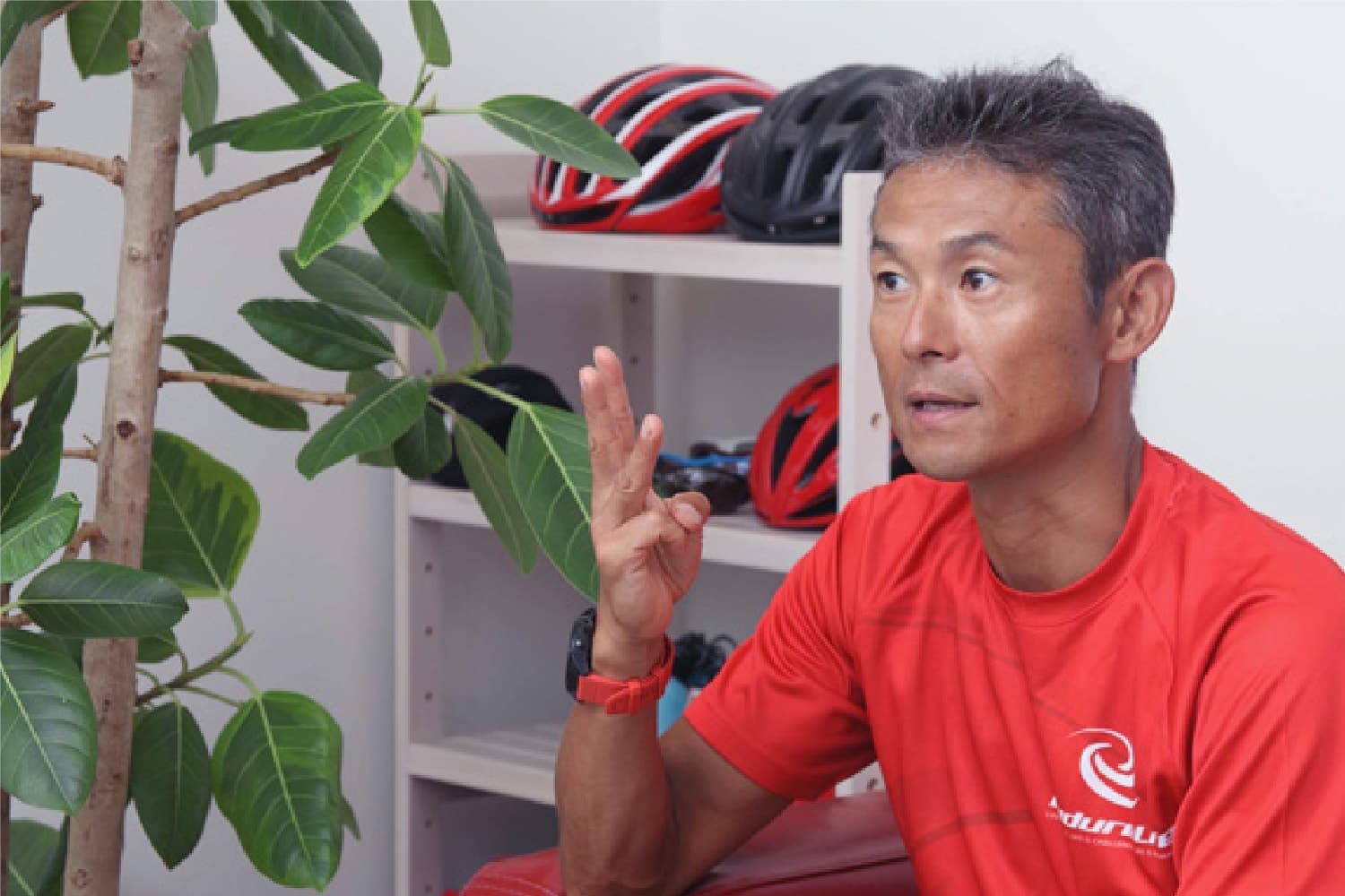 説明をする男性