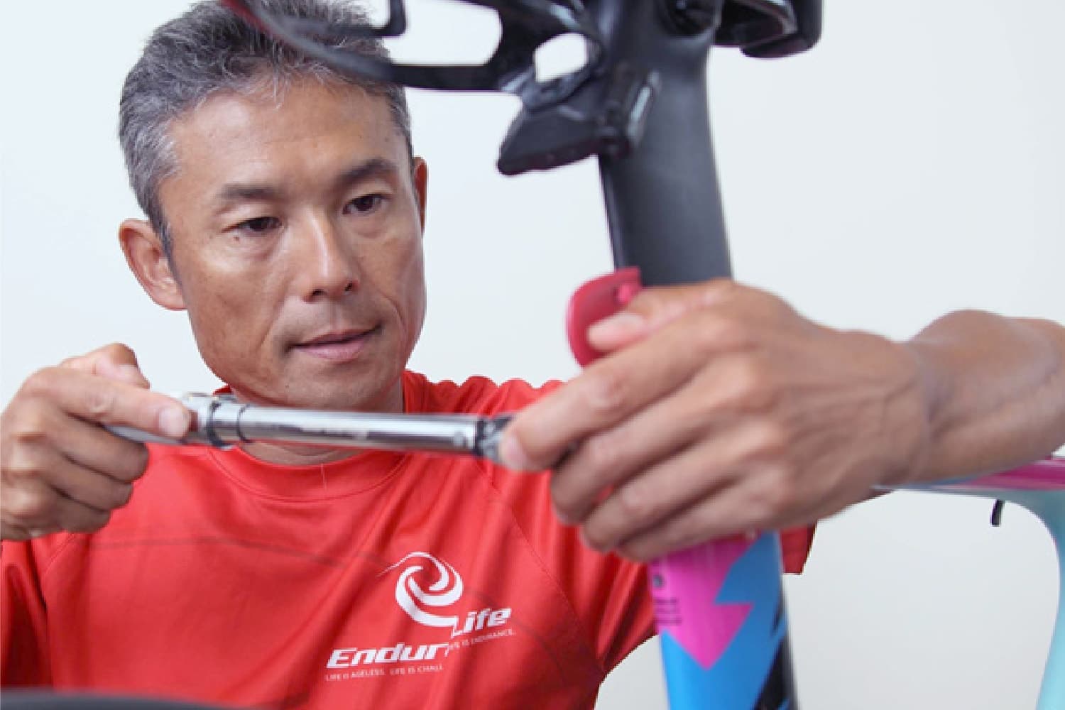 ロードバイクを整備する男性