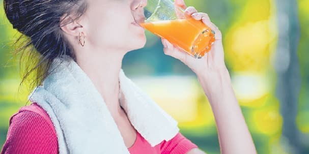 ドリンクを飲む女性