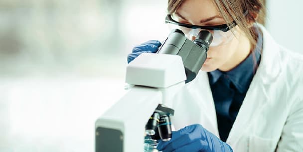 顕微鏡を覗く女性