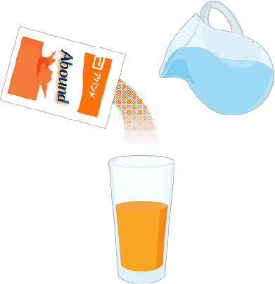 コップにお湯を入れる様子