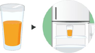 冷蔵庫にコップを入れる様子